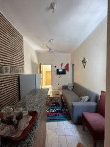 una sala de estar con un sofá y una mesa en Skylen Apartment 2, en Hurghada 3 fotos más