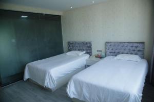 Giường trong phòng chung tại Wudangshan Daohe Inn