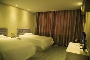 Giường trong phòng chung tại Wudangshan Daohe Inn