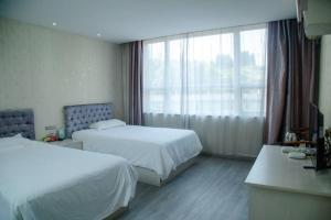 Giường trong phòng chung tại Wudangshan Daohe Inn