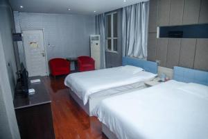Giường trong phòng chung tại Wudangshan Daohe Inn