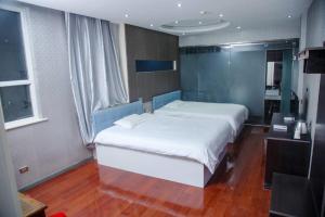 Giường trong phòng chung tại Wudangshan Daohe Inn