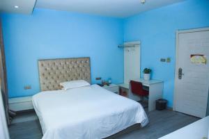 Giường trong phòng chung tại Wudangshan Daohe Inn