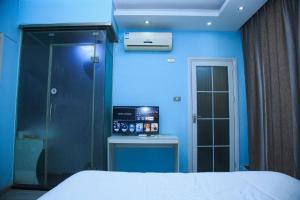Giường trong phòng chung tại Wudangshan Daohe Inn