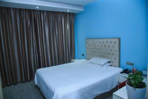 Giường trong phòng chung tại Wudangshan Daohe Inn