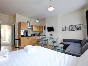 Cet appartement comprend une chambre avec un lit, une cuisine et un salon. dans l'établissement Lovely Studio In Anfield Near Centre Free Parking, à Liverpool