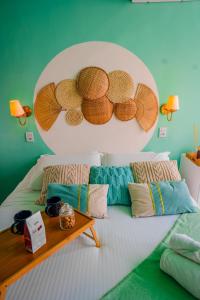 sypialnia z łóżkiem ze stołem i poduszkami w obiekcie Experience 41 w São Paulo