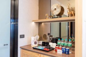 鹿港的住宿－鹿港澄悅酒店，房间里的吧台有饮料