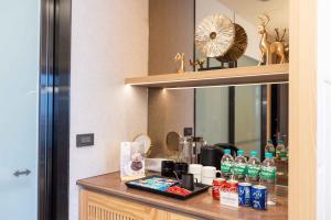 a counter with drinks on it in a room at Euphoria Hotel Lukang in Lugang