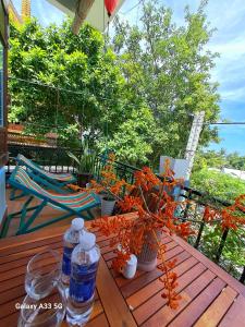 - une table en bois avec des bouteilles d'eau et des plantes dans l'établissement Cong Man Homestay Cham Island, à Hội An