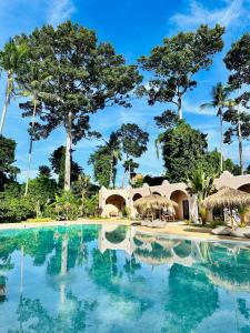 uma piscina num resort com palmeiras ao fundo em Zibá Home Suites em Lamai
