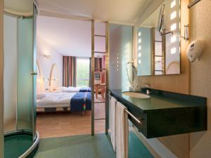 Ein Badezimmer in der Unterkunft B&B Hotel Lully 3 Lakes