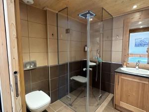 een badkamer met een douche, een toilet en een wastafel bij Appartement Samoëns, 4 pièces, 8 personnes - FR-1-624-136 in Samoëns