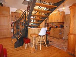 MönkebudeにあるFerienwohnung Strandanker in Mönkebudeの家の螺旋階段付きキッチン