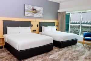 Postel nebo postele na pokoji v ubytování Holiday Inn Express Dubai Airport by IHG