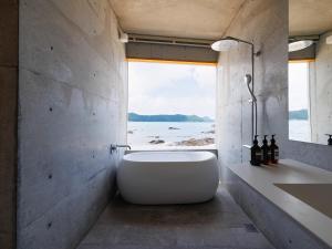 Denpaku The Beachfront MIJORA的一间浴室