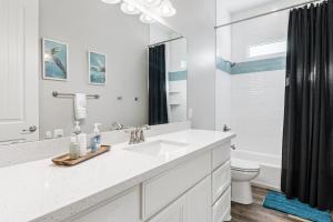 Ένα μπάνιο στο Stylish 4BR Crystal Beach Retreat Walk to Beach +31 φωτογραφίες