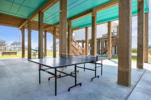 Πινγκ πονγκ στο Stylish 4BR Crystal Beach Retreat Walk to Beach ή εκεί κοντά