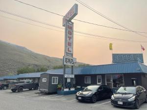 卡什克里克Robbie's Motel的一家拥有两辆车停泊在停车场的汽车旅馆