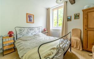 1 dormitorio con cama y ventana en Nice Home In Chalabre With Outdoor Swimming Pool, en Chalabre