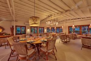 a large dining room with a table and chairs at Reserva Jacumã Boutique - Trancoso in Trancoso