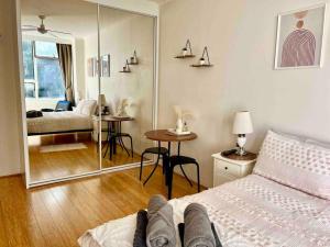 um quarto com uma cama e um espelho em Studio in Darling Point em Sidney