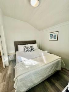 1 dormitorio con 1 cama grande en una habitación en Tiaki Guesthouse - Cozy Modern Studio - 5min drive from the beach and Punaauia center en Punaauia