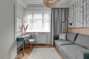 salon z kanapą i biurkiem w obiekcie Havana Premium Family Stay by Lion Apartments Sopot w mieście Sopot +13 zdjęć