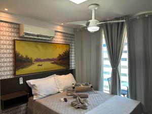 カベデロにあるFlat Beira Mar de Intermaresのベッドルーム1室(壁に絵画が描かれたベッド1台付)