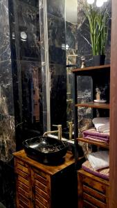 ein Bad mit einem Waschbecken und einem Spiegel in der Unterkunft Studio z Widokiem na Zalew Porta Mare Przy Plazy 11-te Pietro - Apartament 293 in Dziwnówek