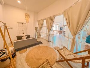 ein Wohnzimmer mit einem Sofa und einem Tisch in der Unterkunft Chon's Dock Homestay & Apartment For Lease in Phan Thiet
