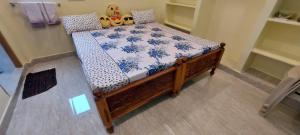 ワランガルにあるKK homestayのぬいぐるみが2匹座っている小さなベッド