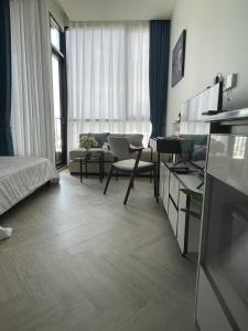 曼谷的住宿－Luxury River View，一间带一张床的客厅和一间带沙发的房间