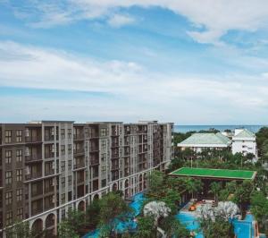 ホアヒンにあるLa Habana Hua Hinのプール付きの大きなアパートメントビルの空からの景色を望めます。