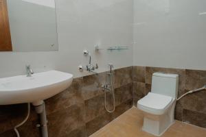 uma casa de banho com um lavatório e um WC em Heaven Stay em Port Blair