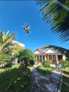 eine Palme vor einem Haus in der Unterkunft parida bungalow in Gili Air