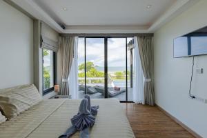 1 dormitorio con 2 camas y vistas al océano en BeachFront Modern 4 Bedroom Pool Villa RV en Hua Hin