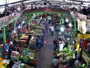 an overhead view of a market with people in it at Tranquilo y Acogedor Apto en Fusagasugá. in Fusagasuga