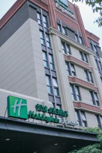 Holiday Inn Express Shanghai Putuo, an IHG Hotel في شانغهاي: علامة الفندق أمام المبنى