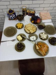 un tavolo con un mucchio di diversi tipi di cibo di Guest house Zebiniso a Samarkand