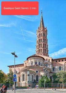 un grand bâtiment avec une tour en haut dans l'établissement 2 pièces spacieux hyper-centre, à Toulouse