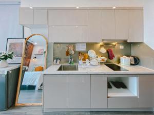 Kuchyň nebo kuchyňský kout v ubytování Cinema Homestay-R103 Vinhomes Ocean Park-Gia Lam-Ha Noi