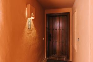 un pasillo con una puerta y una luz en la pared en Luxury sea views apartment, en Marbella