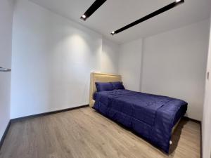 a bedroom with a purple bed in a white wall at Sihanouk City View Condominium in Sihanoukville