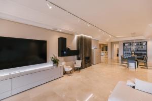 sala de estar con TV de pantalla plana grande en Luxury sea views apartment, en Marbella