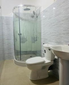 y baño con aseo, ducha y lavamanos. en A4 Residence Colombo Airport -by A4 Transit Hub - free pickup & drop Shuttle Serviceトランジットホテルトランジットホテル, en Katunayake