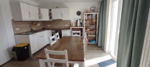 eine Küche mit einem Tisch und Stühlen im Zimmer in der Unterkunft Ferienhaus Markgraf in Elend