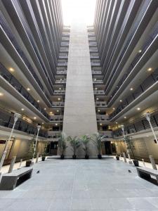 een grote lobby met een grote trap in een gebouw bij Super comfy 1800sqft Condo in Imperial Suites Boulevard Mall in Kuching