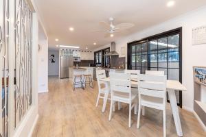 Una cocina y un comedor con mesa y sillas. en 8 Elizabeth Parade, en Forster