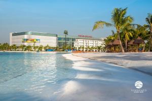uma vista para uma praia com um hotel ao fundo em Cinema Homestay-R103 Vinhomes Ocean Park-Gia Lam-Ha Noi em Gia Lâm Pho
